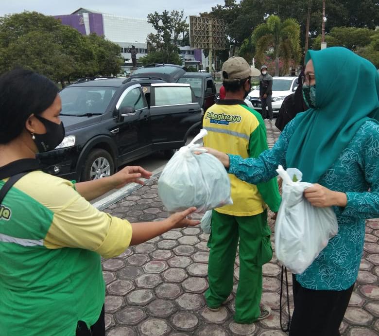 Program Jumat Berkah PKK Kalteng Sasar Petugas Kebersihan