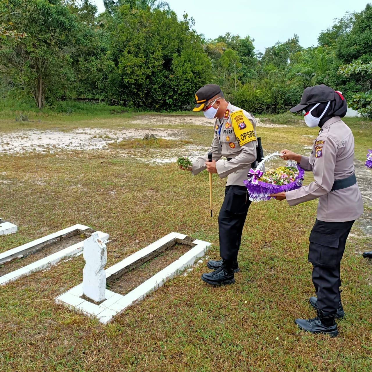 Peringati HUT Bhayangkara, Polres Barsel Tabur Bunga di Makam Pahlawan