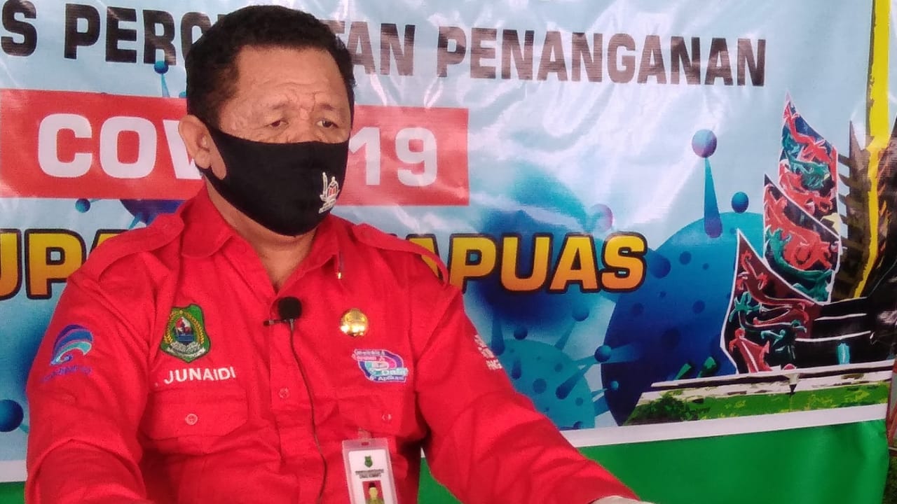 H. Junaidi Apresiasi Jurnalis Media Center Covid-19 Kapuas