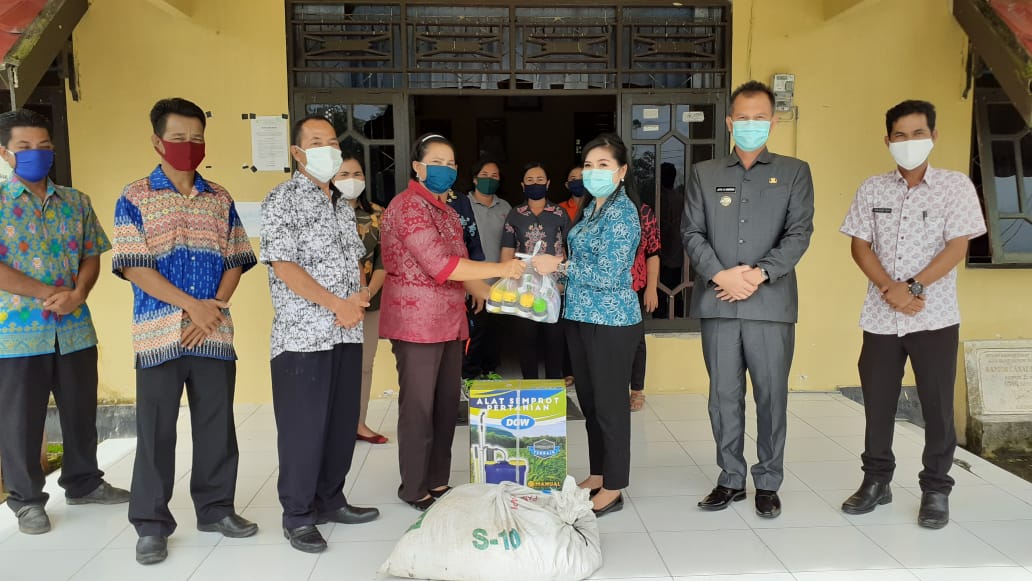 Bupati Gumas Beri Bantuan Alat Pertanian