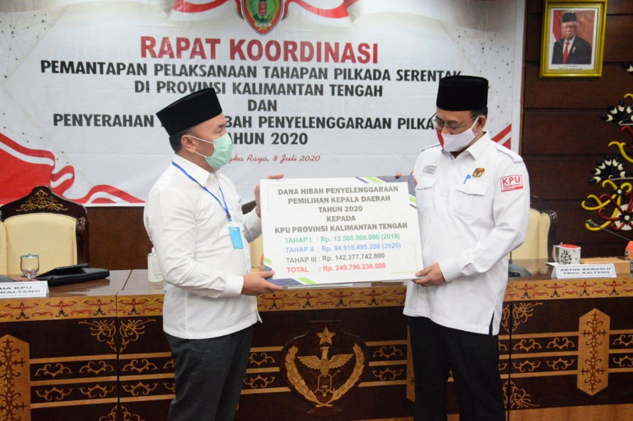Gubernur Kalteng Serahkan Dana Hibah Pilkada Kepada KPU, Bawaslu dan Polri