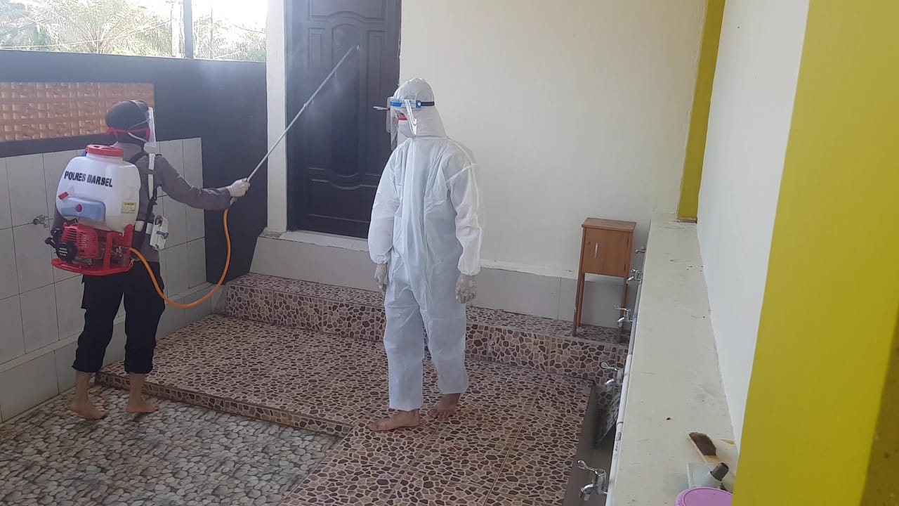 Komitmen Berangus Covid-19, Polwan Barsel Sterilisasi Masjid