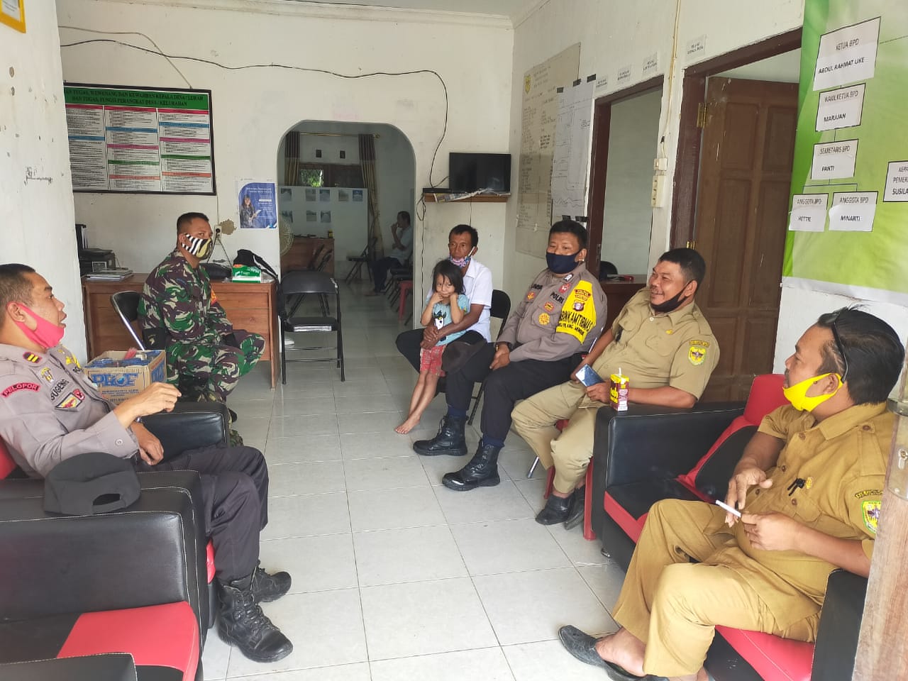 Babinsa Turut Awasi Penyaluran BLT DD di Pilang Munduk
