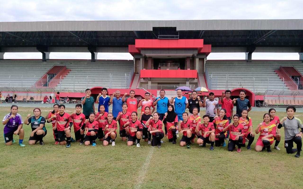 Isi Hari Libur, Bupati Barsel Main Sepak Bola