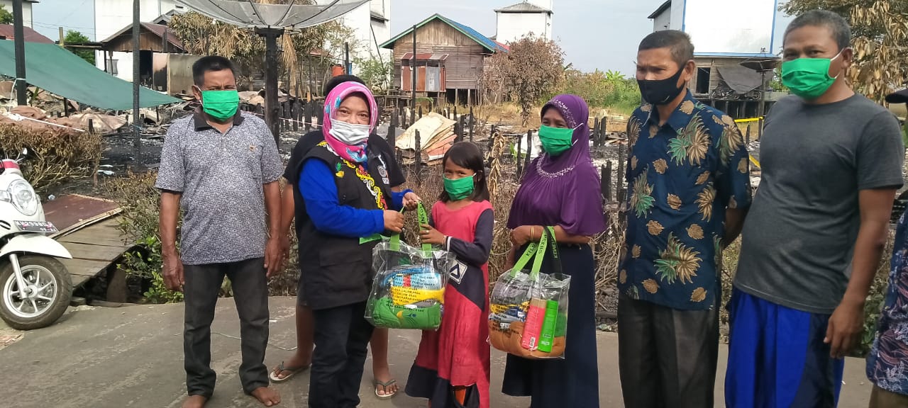 Bantuan Gubernur Kalteng Disambut Haru Warga Korban Kebakaran di Desa Lehai