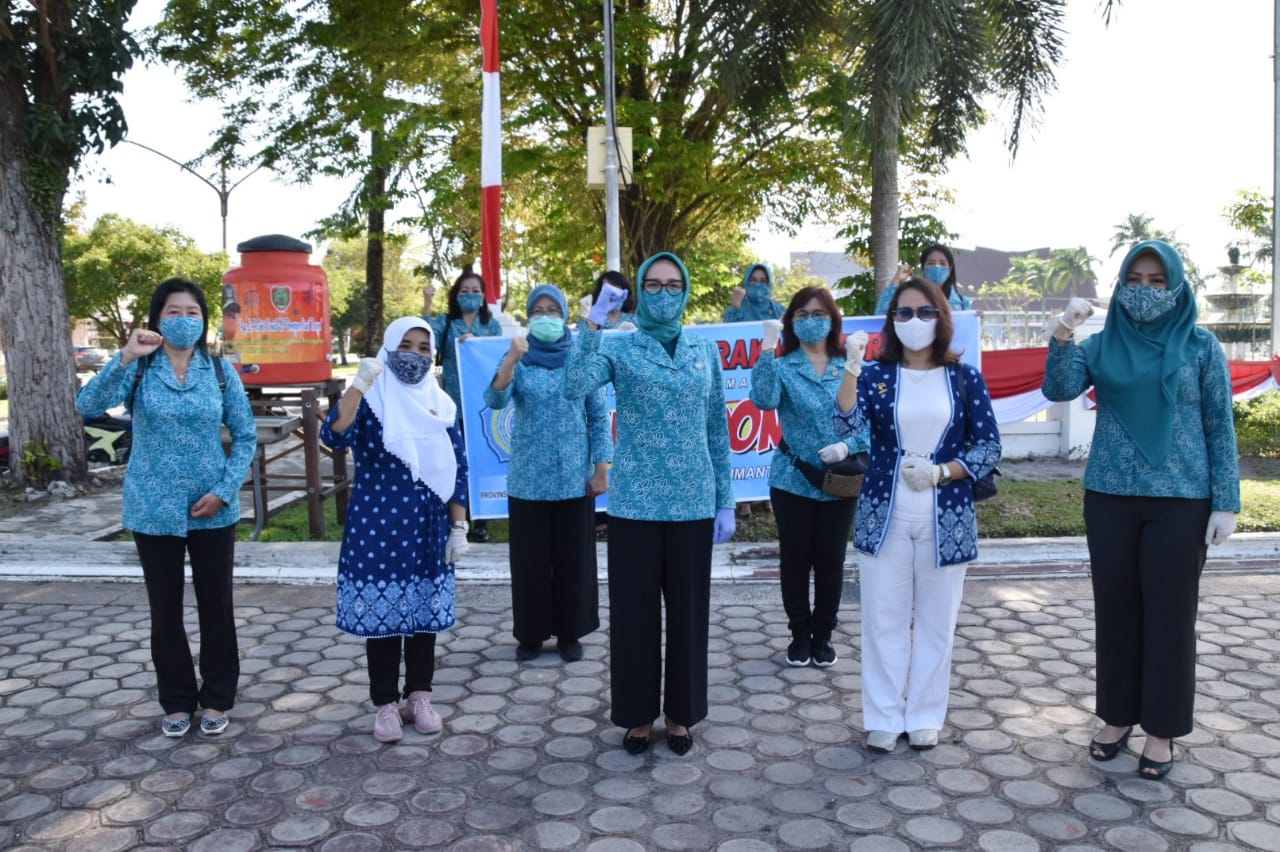 Gandeng Poltekkes, TP-PKK Kalteng Bagikan Puluhan Ribu Masker Gratis