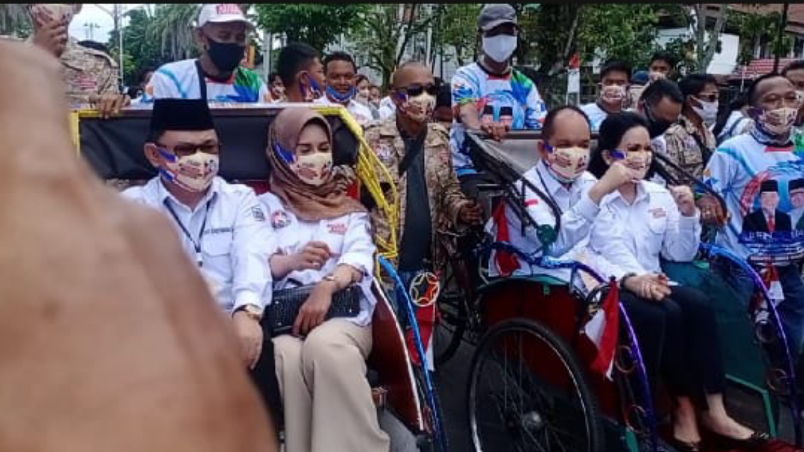Lebih Merakyat, Pasangan Ben-Ujang Manfaatkan Becak Saat Daftar ke KPU Kalteng