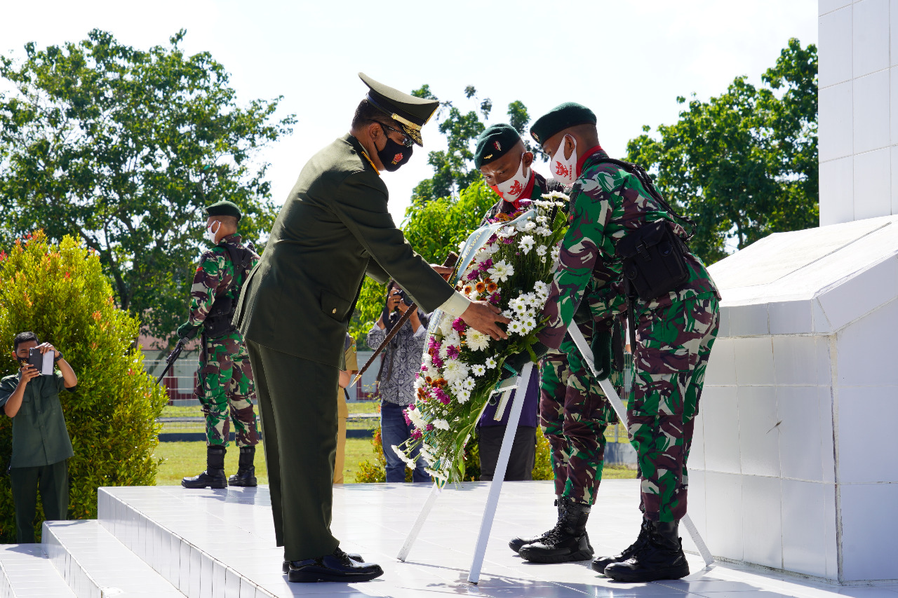 Peringati Hari Pahlawan, Dandrem 102/Pjg Tabur Bunga