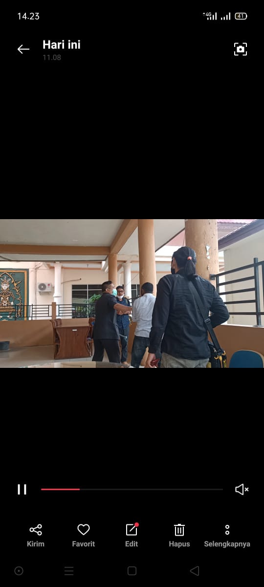 Tanpa Sebab, Anggota Legislatif Barsel Ini Hendak Pukul Wartawan