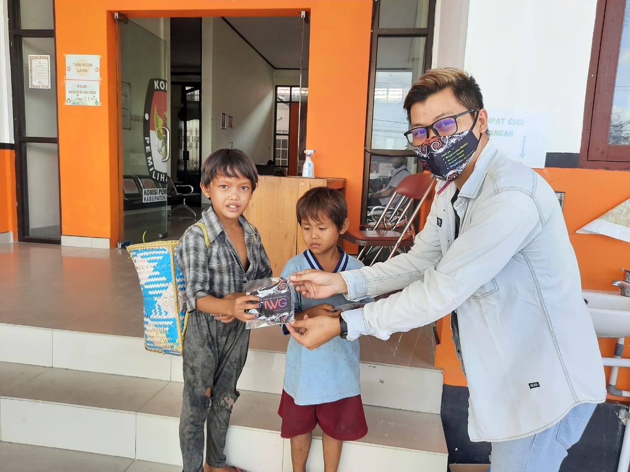 Komunitas JWG Bagikan Masker Kepada Penjual Sayur Keliling