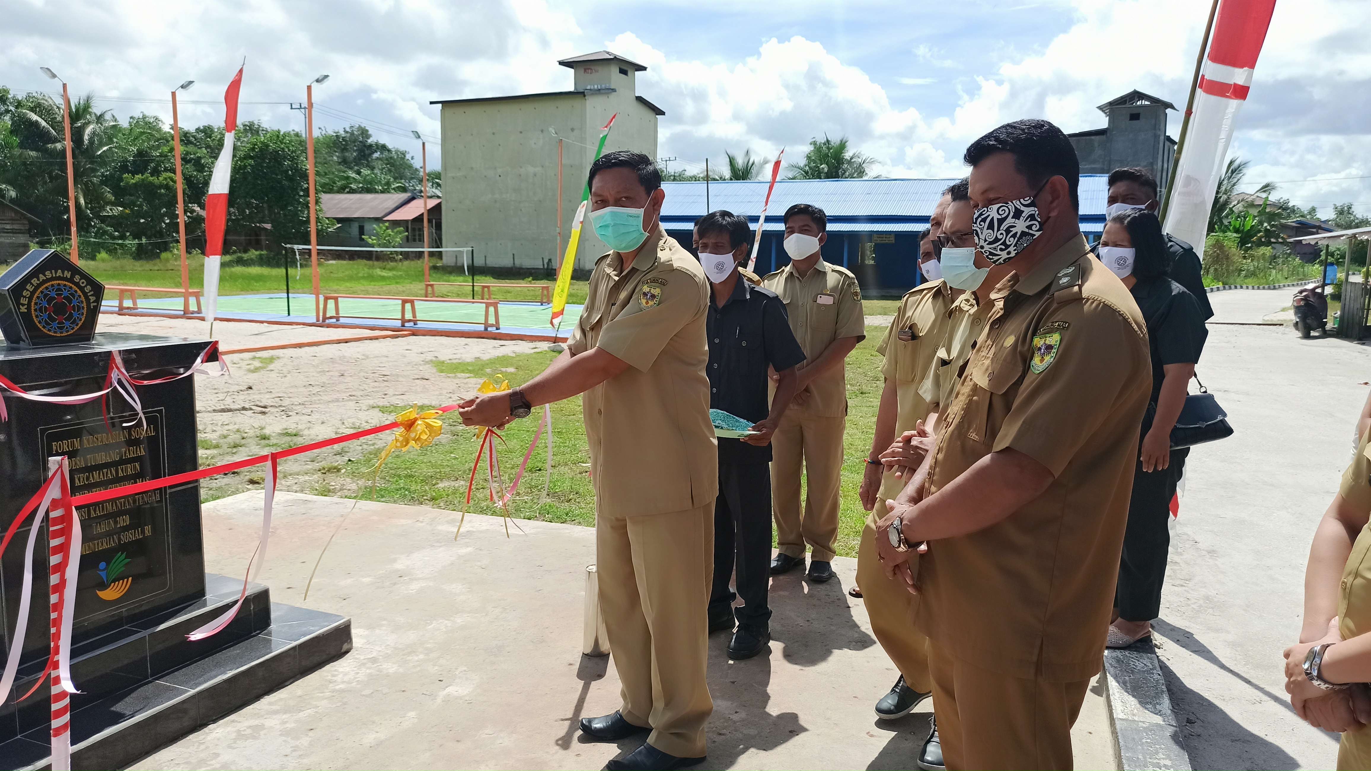 Kadinsos Gumas Resmikan Fasilitas Olahraga Hasil Program Keserasian Sosial di Tumbang Tariak Kadinsos Gumas Resmikan Fasilitas Olahraga Hasil Program Keserasian Sosial di Tumbang Tariak