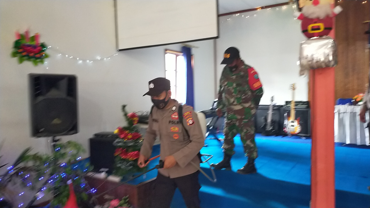 TNI/POLRI DI KECAMATAN KAHUT LAKSANAKAN PENYEMPROTAN DISINFEKTAN DI RUMAH IBADDAH