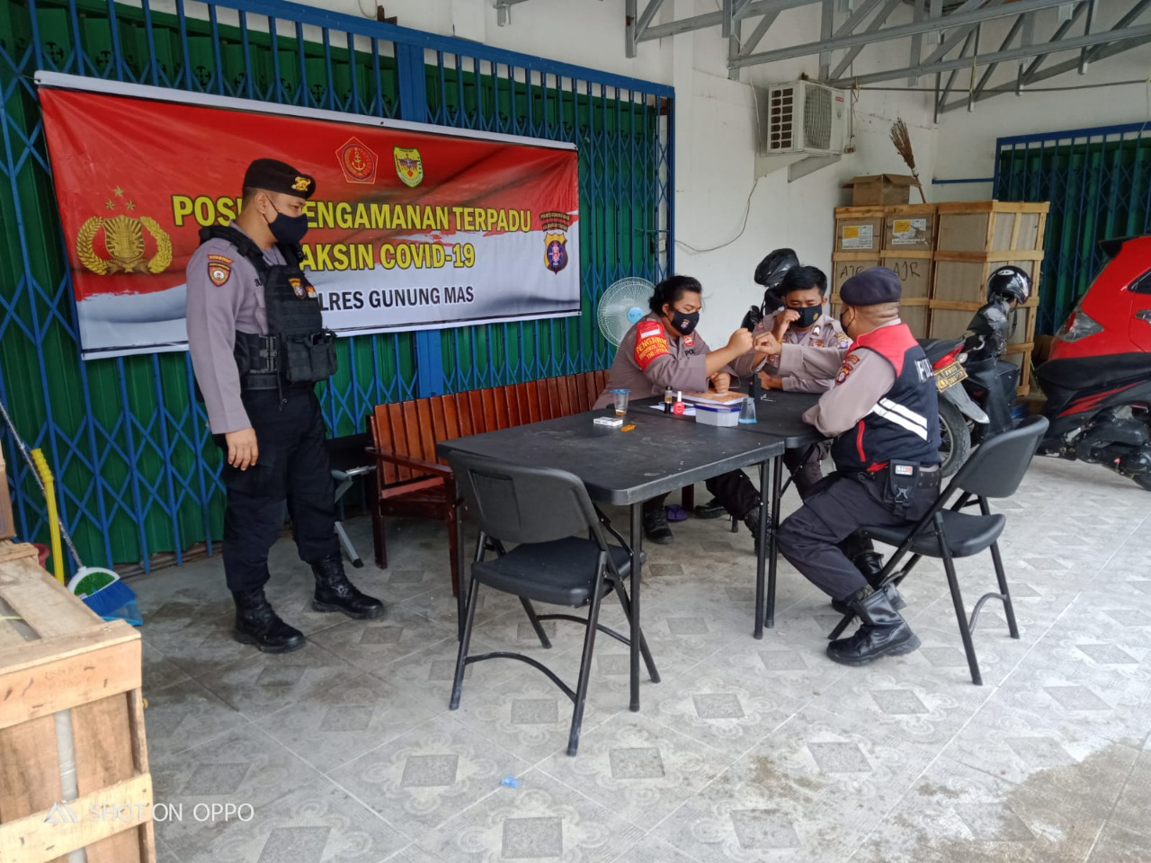 Kapolsek Kurun Pimpin Pos Pengamanan Vaksin di Gunung Mas