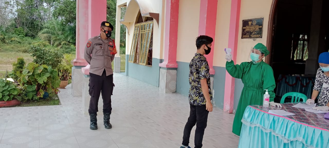 Pastikan Patuhi Prokes, Polisi Awasi Jemaat Gereja