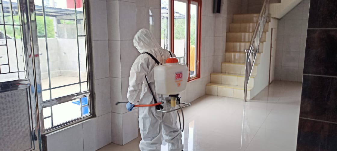 Polsek Manuhing Semprot Disinfektan di Rumah Ibadah