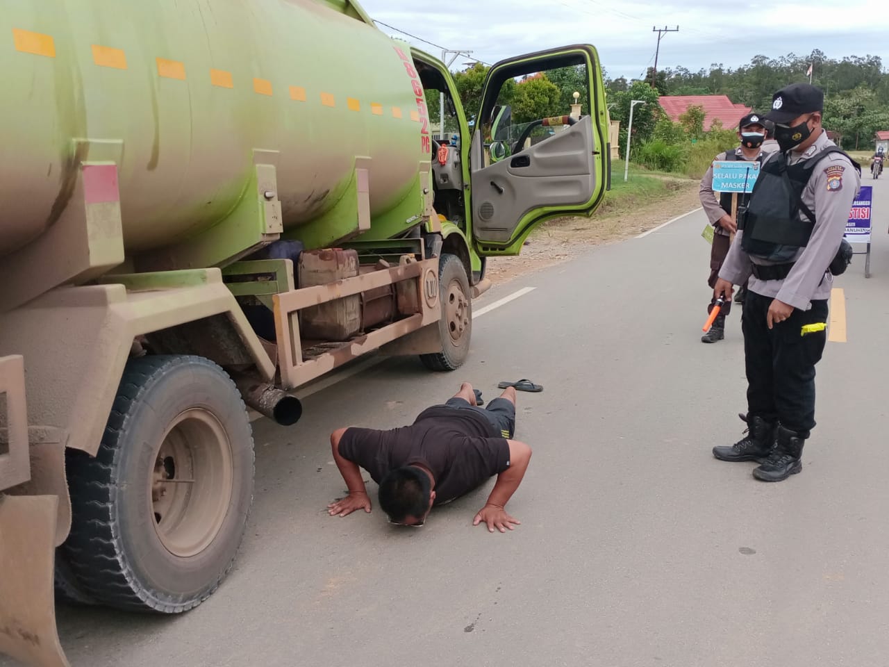 Langgar Aturan Prokes, Warga Manuhing Disanksi Push Up