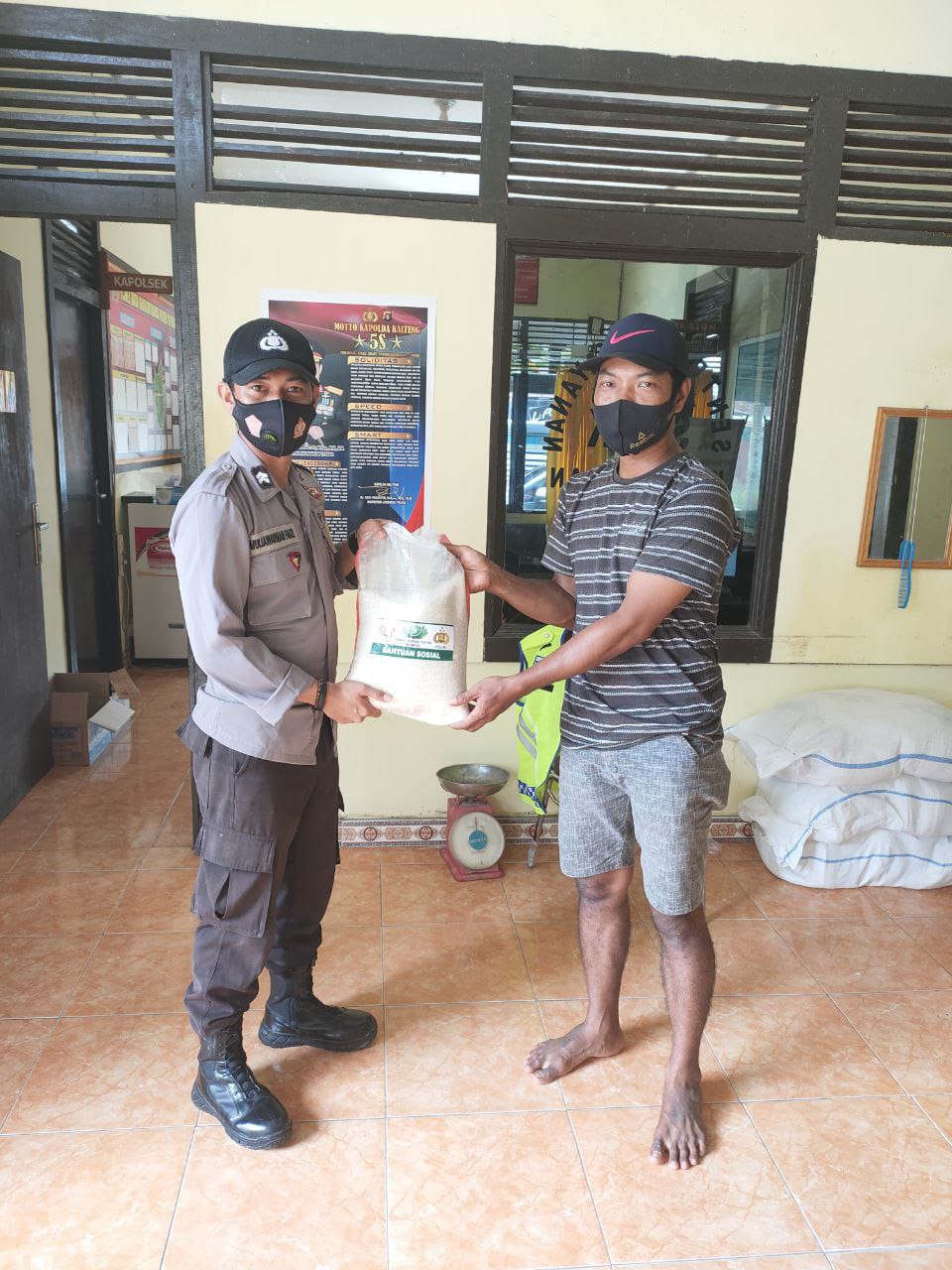 Polsek Sepang Salurkan Bantuan Kepada Warga Terdampak Pandemi