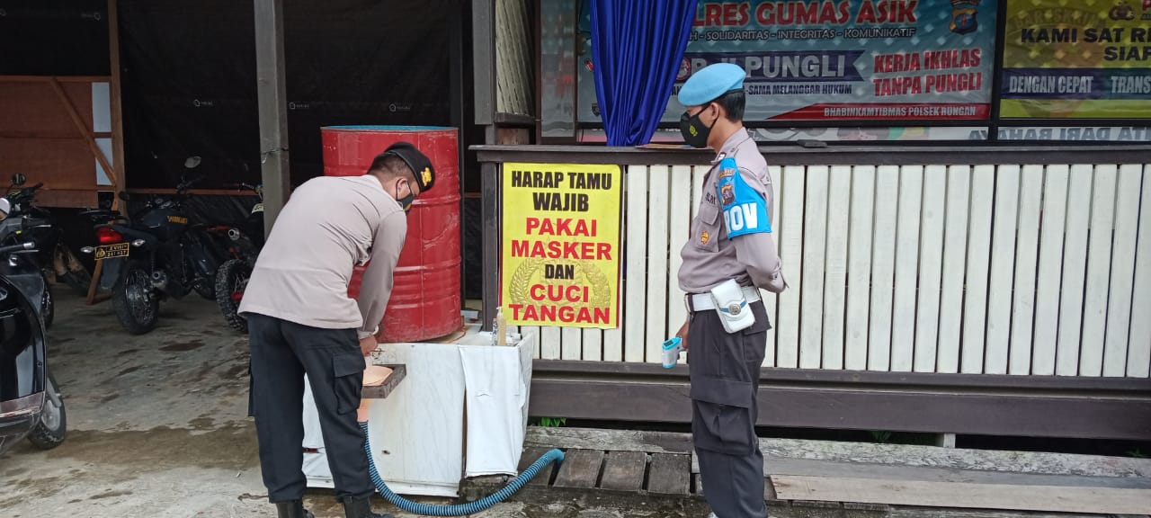 Polsek Rungan Disiplin Cek Suhu Tubuh Anggotanya