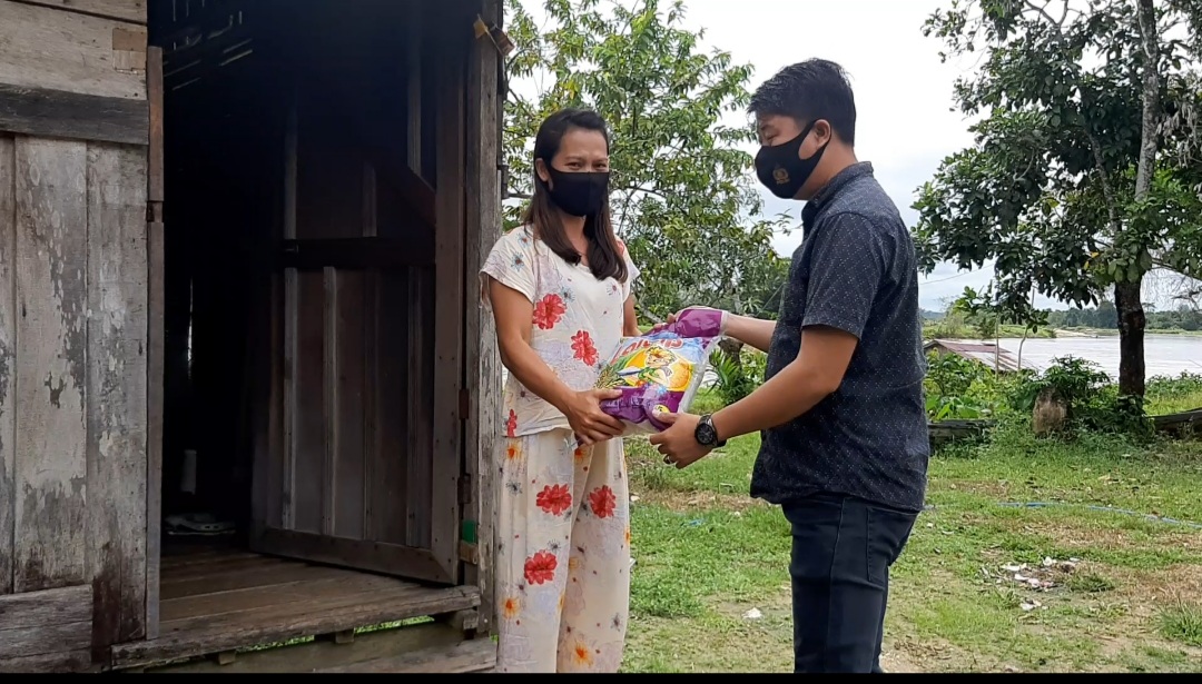 Jumat Berkah, Kasatresnarkoba Polres Gumas Bagi-Bagi Sembako