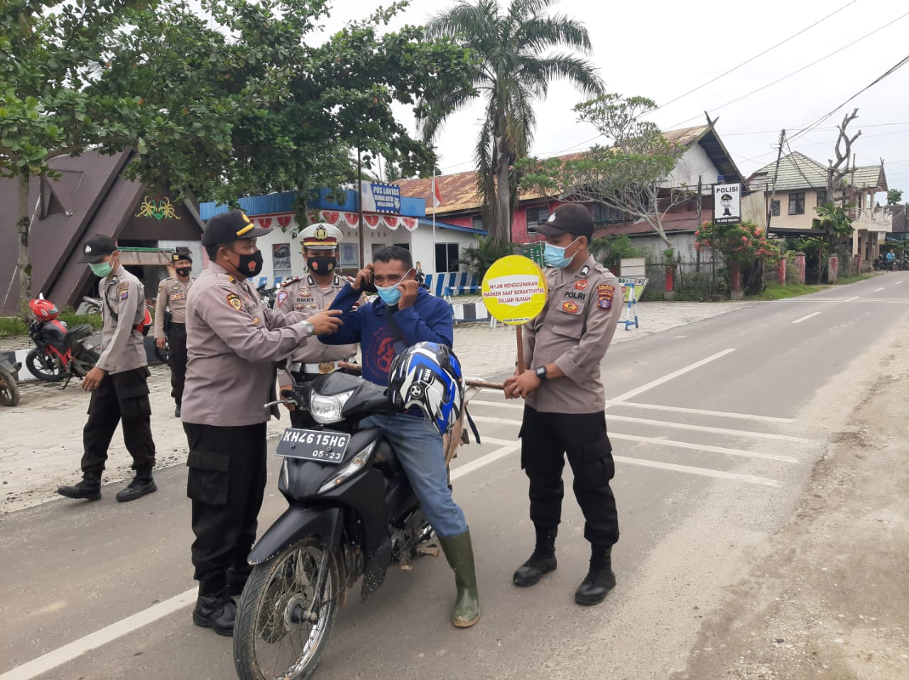 Seraya Bagi Masker, Polres Gumas Juga Edukasi Tentang Prokes