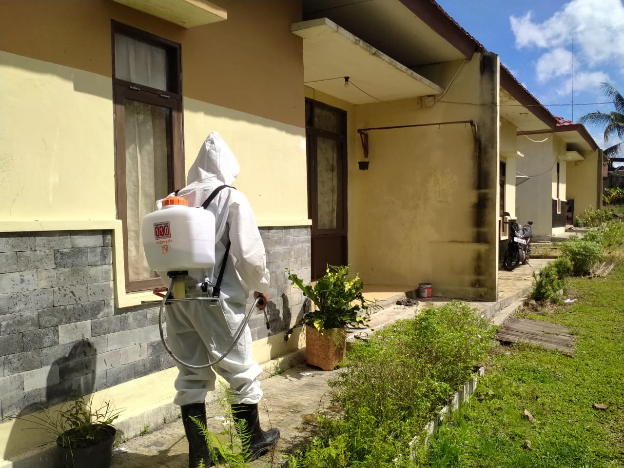 Polsek Manuhing Sterilisasi Berbagai fasilitas Umum