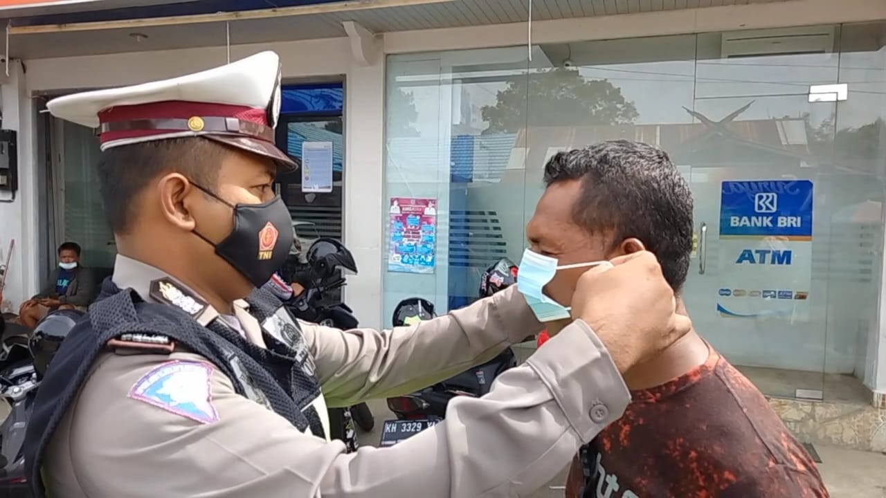 Cegah Penularan Covid-19, Kegiatan Bagi Masker Jadi Pilihan Satlantas Gunung Mas
