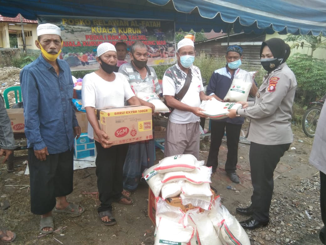 Peduli Sesama, Polres Gumas Beri Bantuan Korban Banjir Kalsel