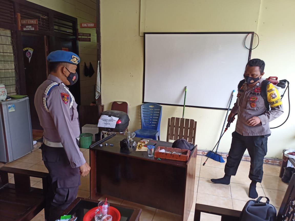 SECARA MASIF, POLSEK SEPANG SEMPROTKAN CAIRAN DISINFEKTAN DI MAKO