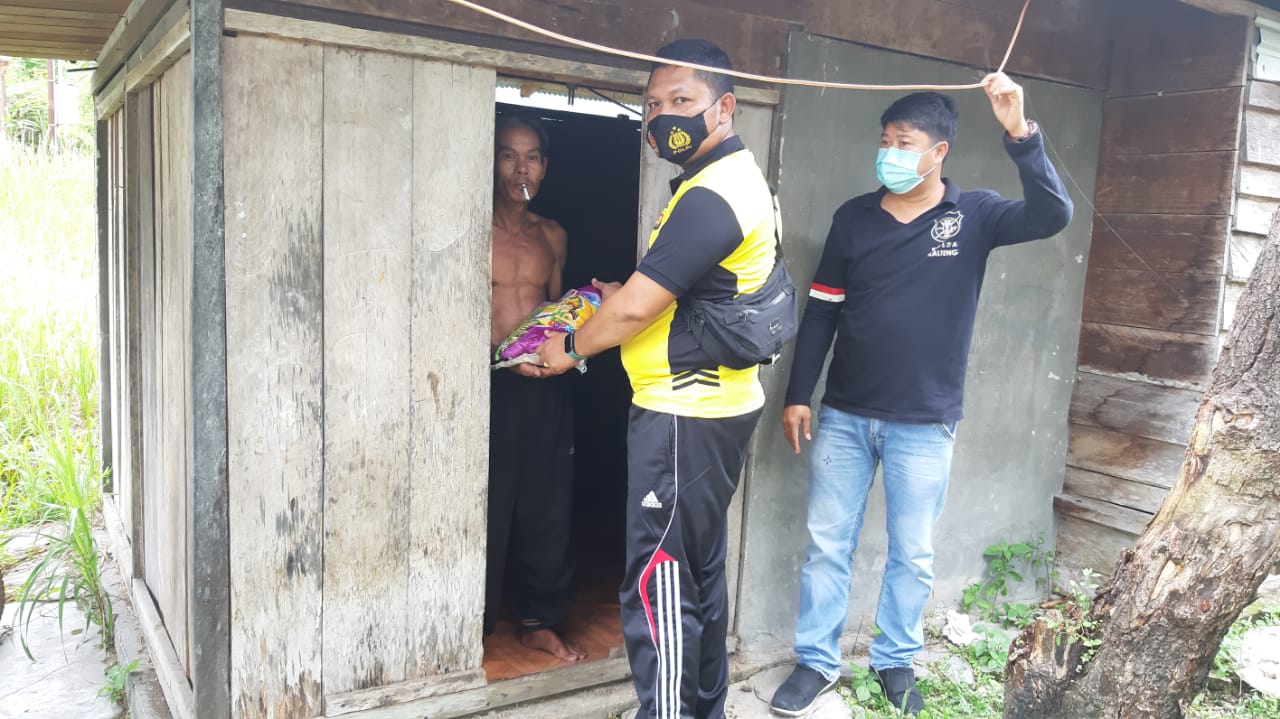 Terdampak Covid-19, Kasatresnarkoba Berikan Bansos ke Masyarakat