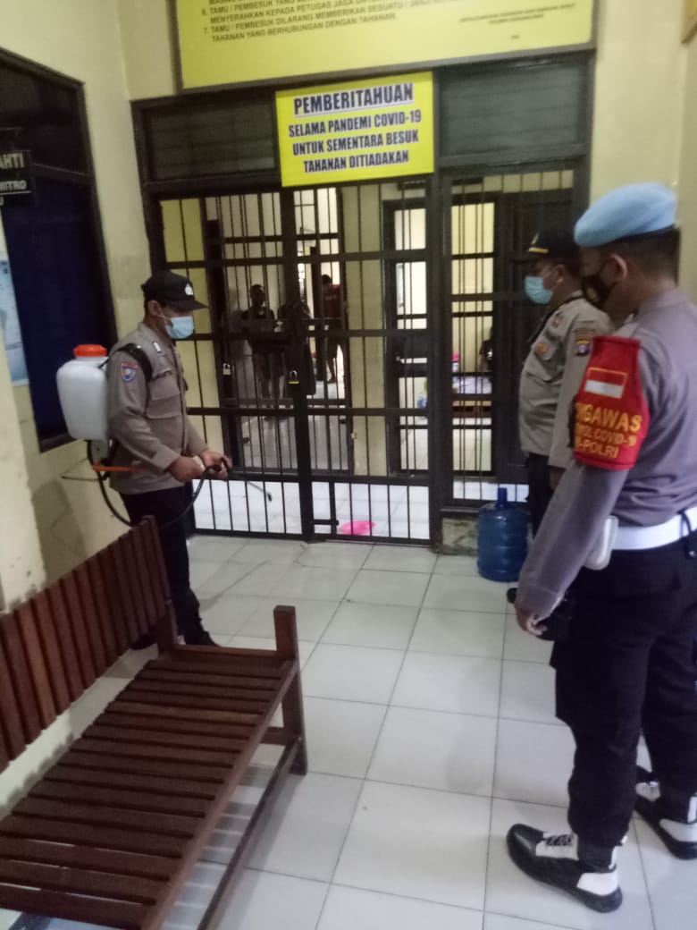Polres Gumas Rutin Semprot Disinfektan Polres Gumas Rutin Semprot Disinfektan
