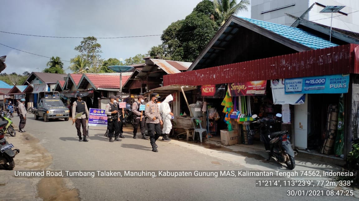 Lawan Covid-19, Polsek Manuhing Sterilisasi Pemukiman Warga