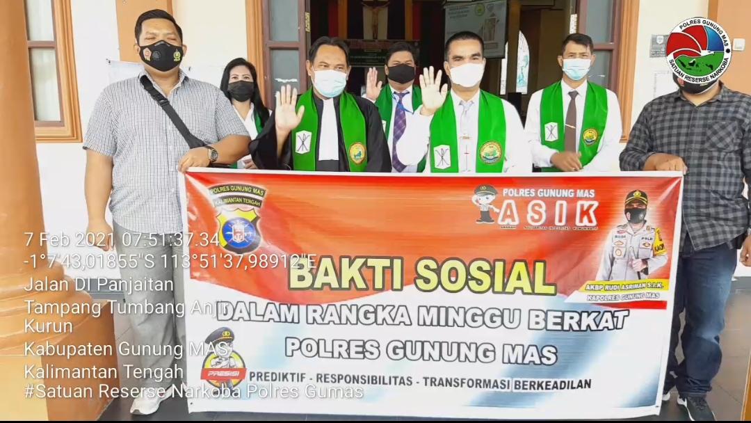 Polres Gumas Bagikan Suplemen Kepada Jemaat Gereja