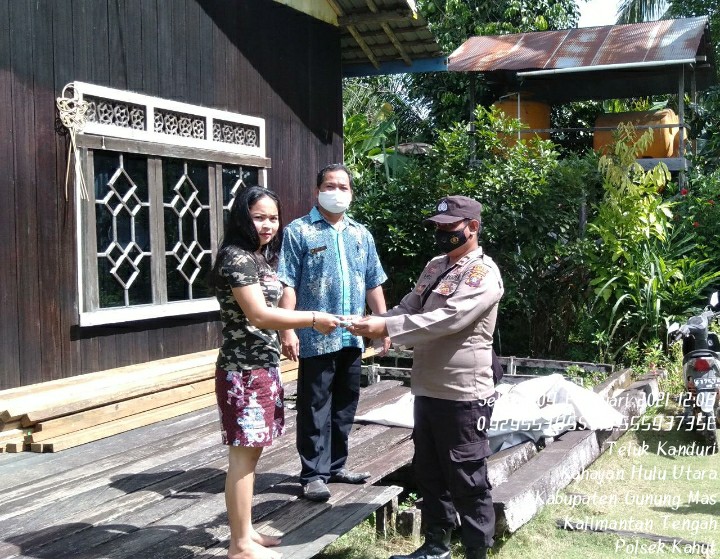 Polsek Kahut Bagikan Masker Gratis