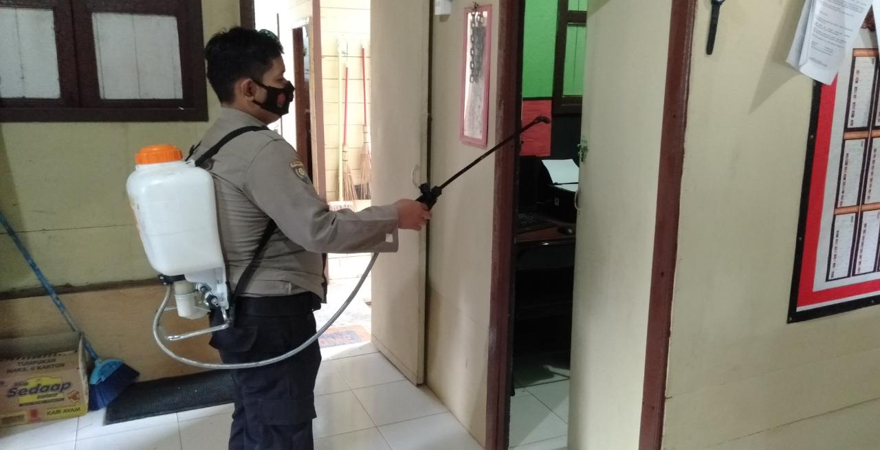 Polsek Kahut Rutin Sterilisasi Kantornya dari Potensi Sebaran Covid-19