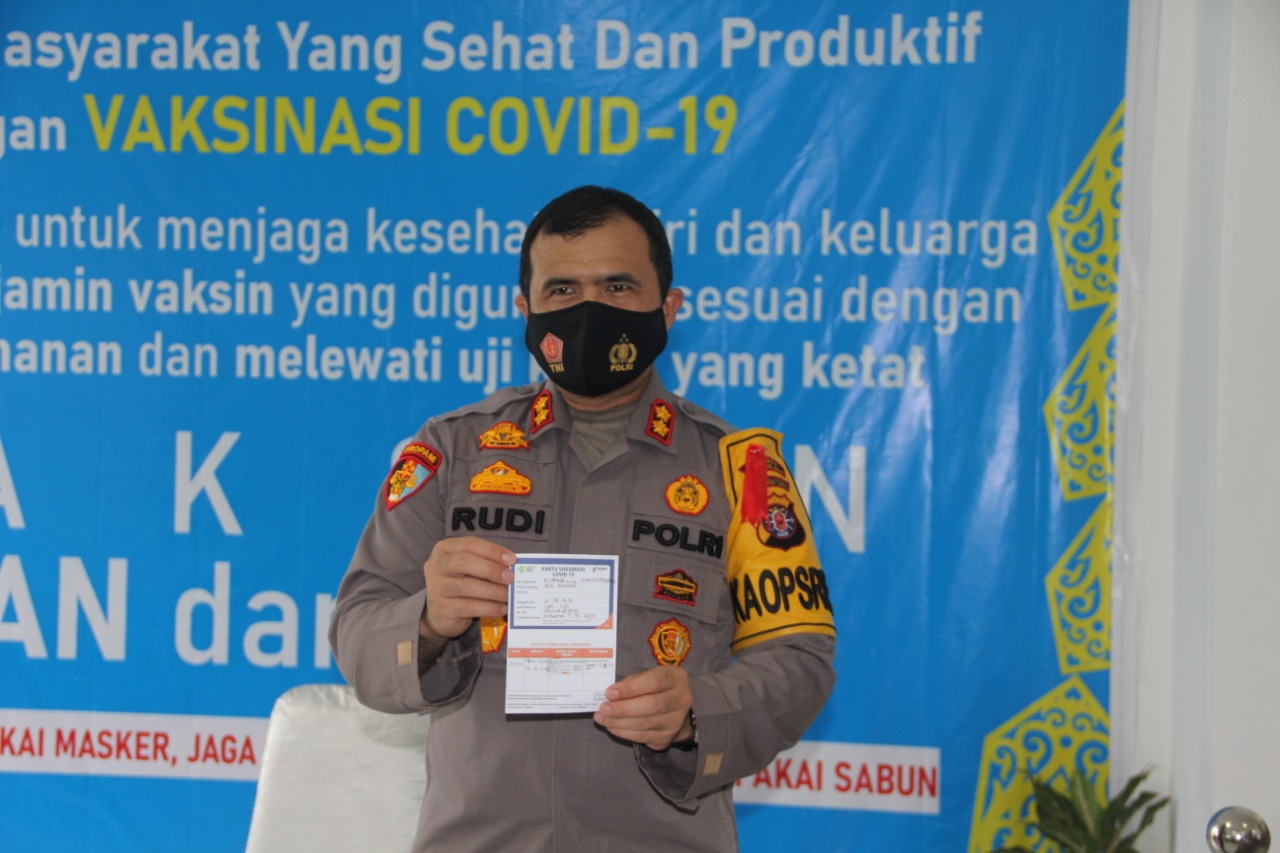 Usai Bupati, Kapolres Gumas Jalani Suntik Vaksin