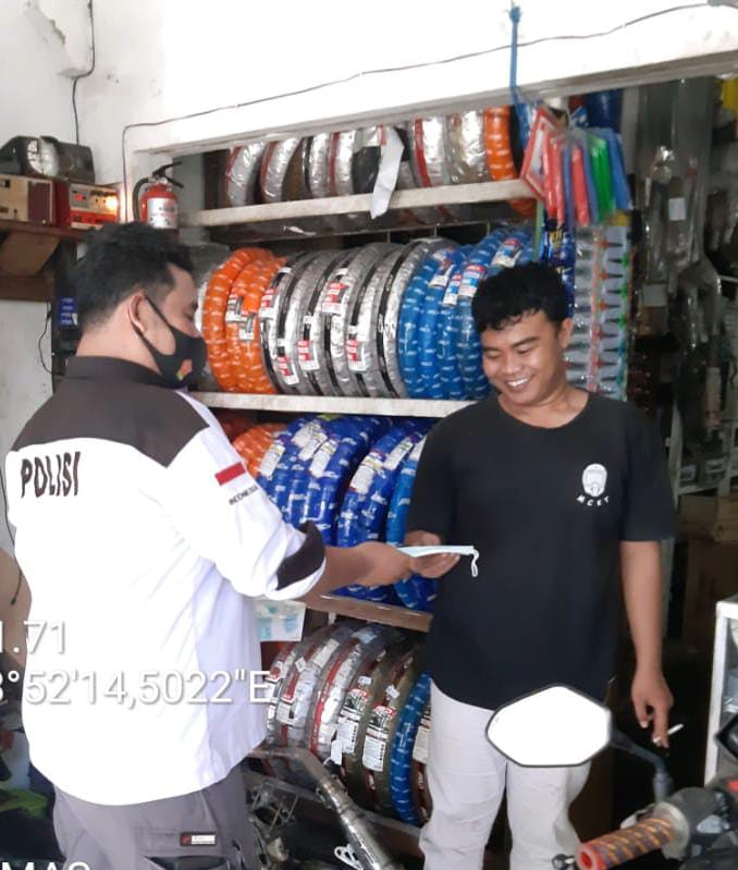 Cegah Covid-19, Satres Narkoba Polres Gumas Bagikan Masker Gratis