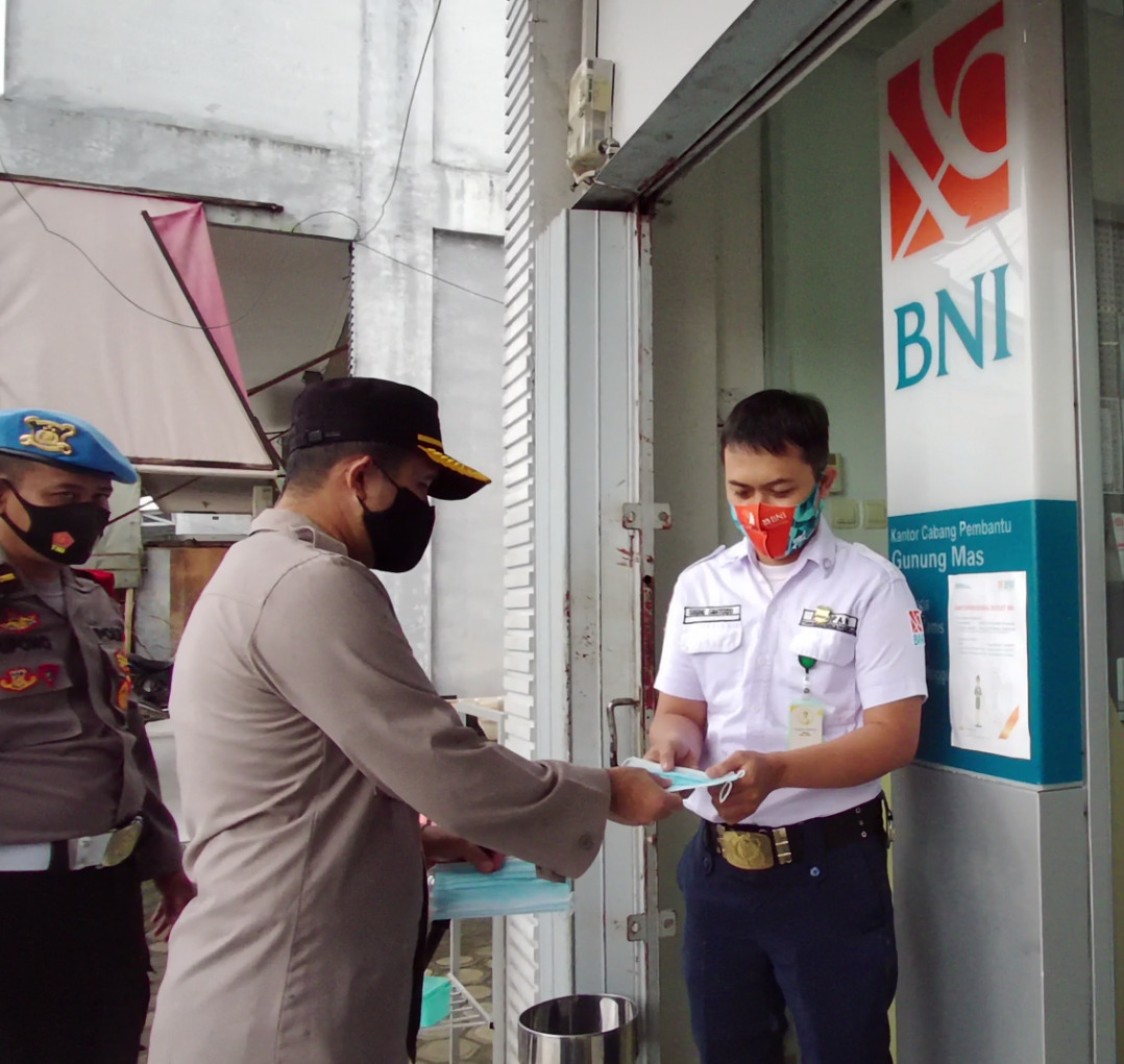 Polres Gumas Bagikan 1.000 Masker Gratis