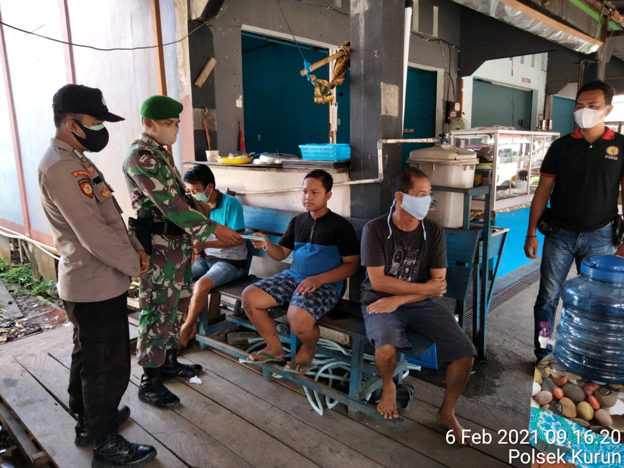 Polsek Kurun Aktif Bagikan Masker Gratis