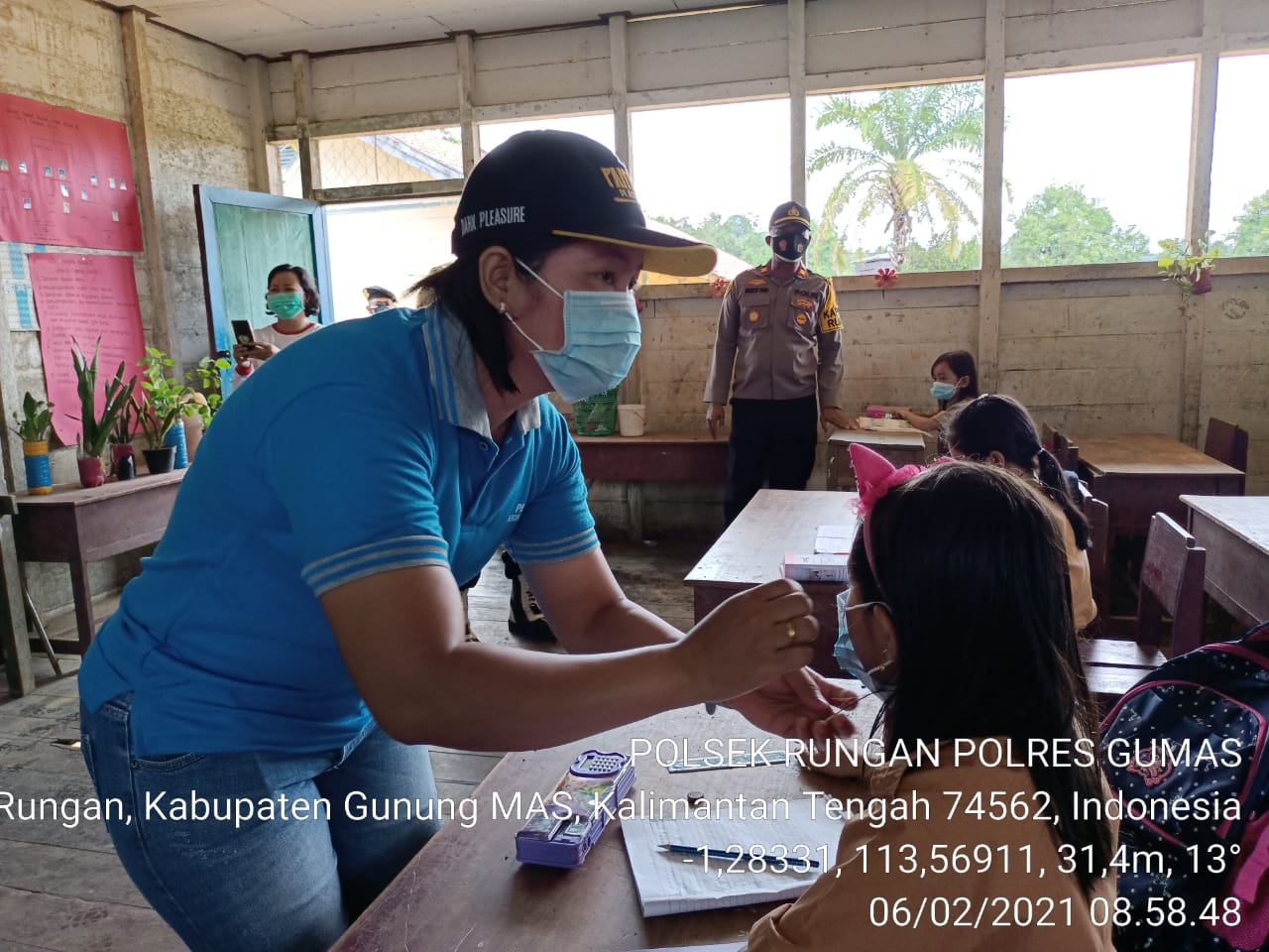 Polsek Rungan Bagikan Masker Hingga ke Sekolah