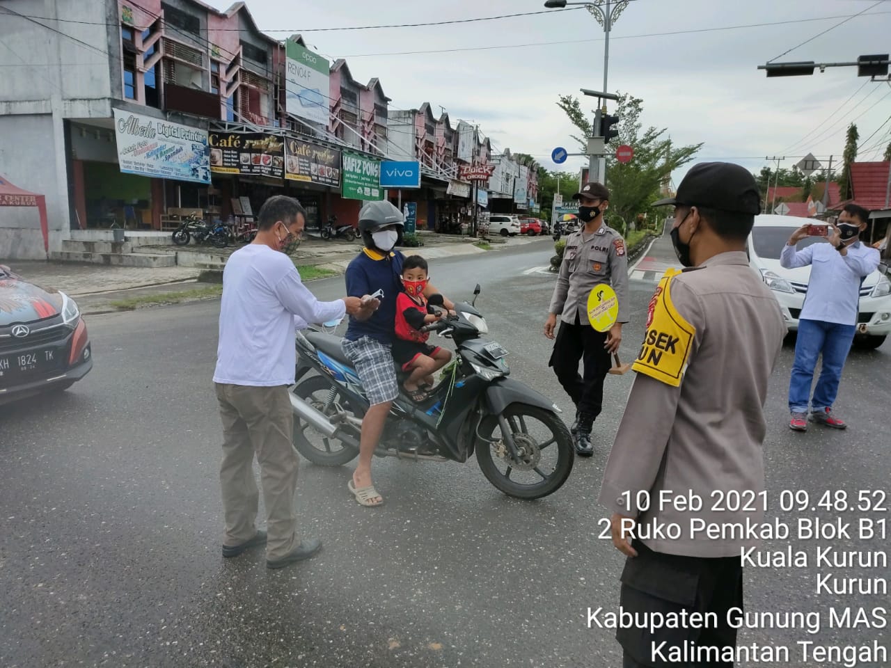 Polsek Kurun Bagi Masker dan Imbau Warganya Patuhi Prokes