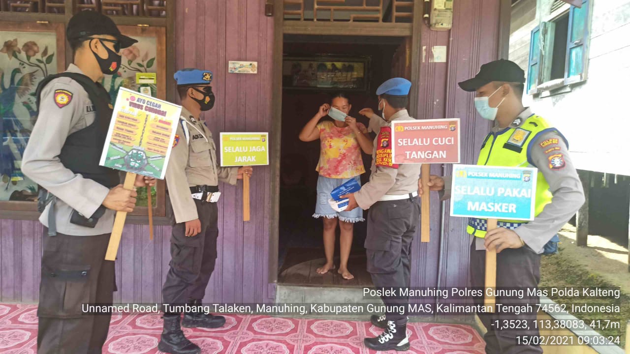 Door to Door, Polsek Manuhing Bagikan Masker dan Berikan Edukasi Tentang Prokes Kepada Warga