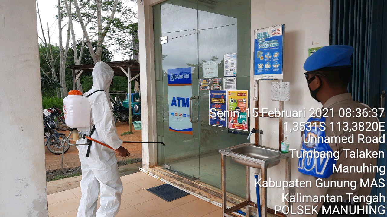Cegah Penyebaran Covid-19, Polsek Manuhing Semprot Cairan Disinfektan