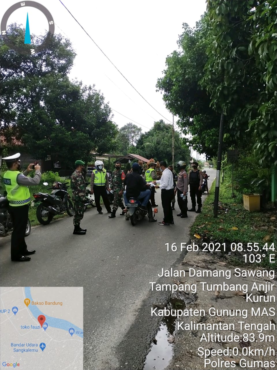 Bersama TNI dan Satpol PP, Polres Gumas Bagikan Masker Gratis Kepada Masyarakat