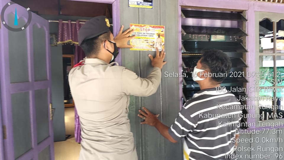 Melalui Pamflet/Stiker, Briptu Koko Wijanarko Berikan Himbauan Karhutla Sebagai Upaya Awal Pencegahan Kepada Warganya
