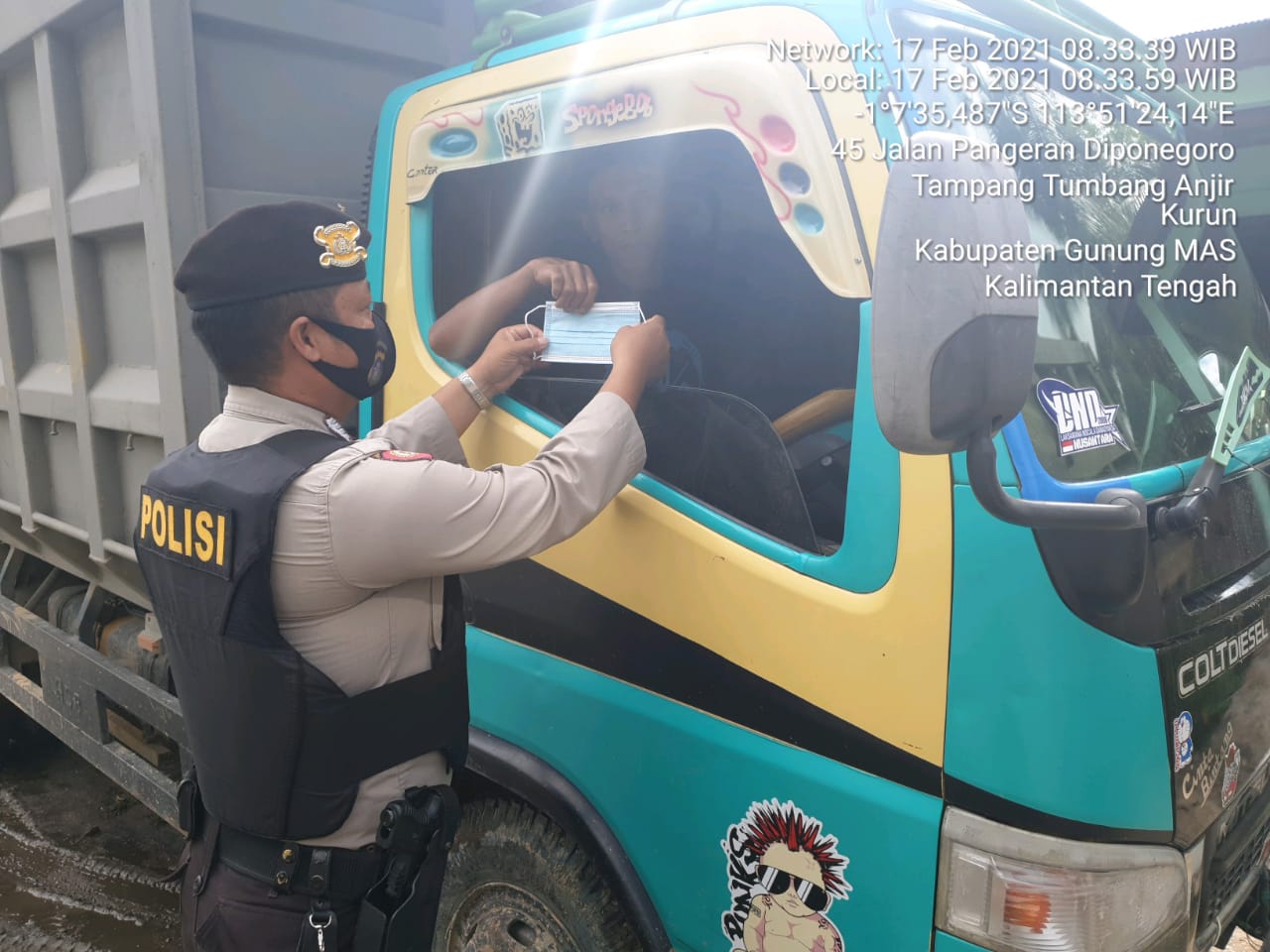 Polres Gumas Bagikan Masker Gratis
