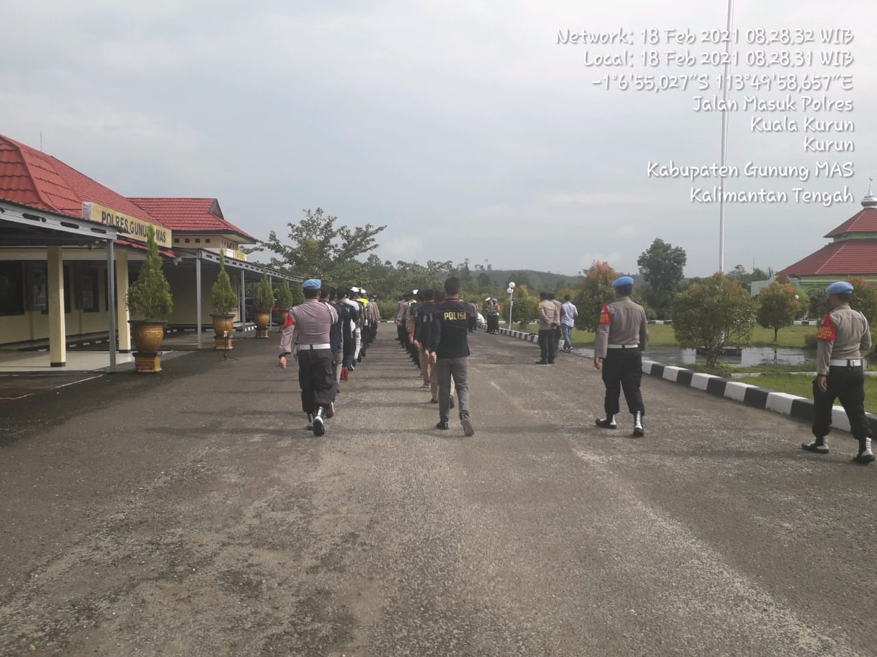 Personel Polisi Tingkatkan Kemampuan Baris Berbaris