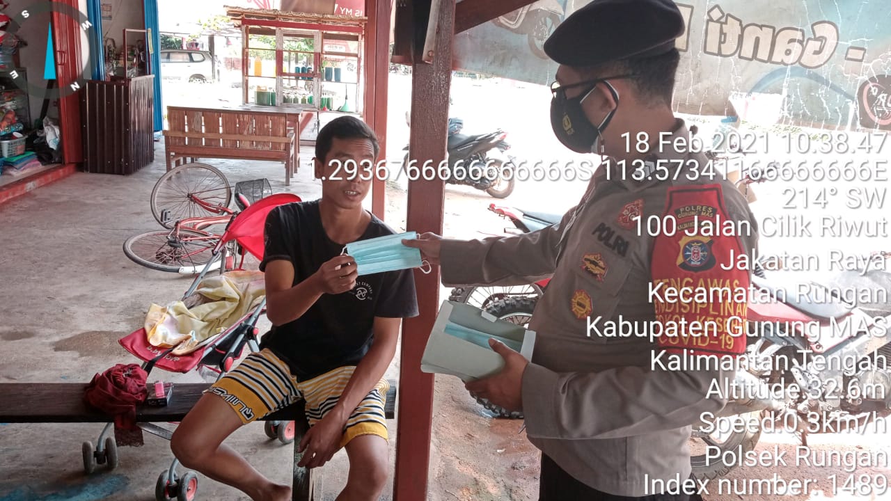 Seraya Patroli, Polisi Ini Bagikan Masker