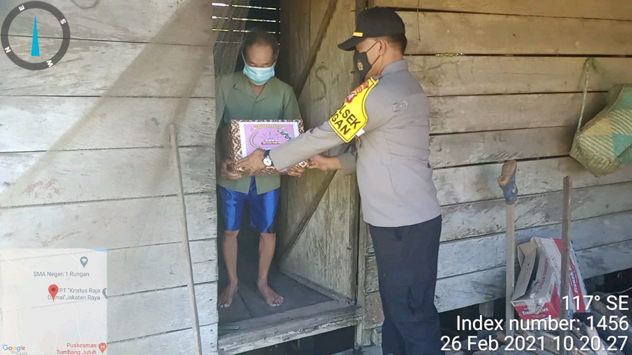 Polsek Rungan Bagikan Sembako Kepada Prasejahtera