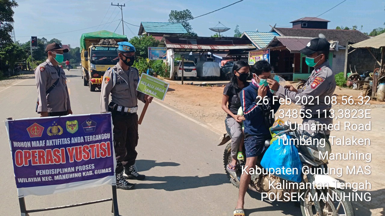 Polisi Bagikan Masker Cuma Cuma