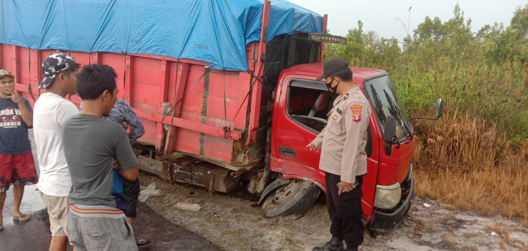 Truk dan Minibus Adu Kuat, Dua Orang Tewas
